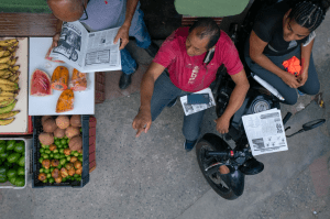 TWP: En autobuses y balcones, reporteros ciudadanos llevan las noticias a los venezolanos