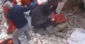 El dramático momento en que los escombros se derrumbaron sobre los rescatistas en Turquía (Video)