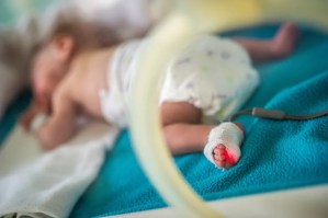 Captan en cámaras el cruel maltrato de una enfermera a recién nacido en hospital de Nueva York
