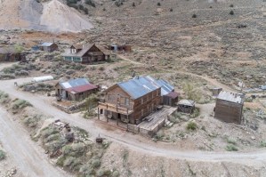 Empresario reveló cómo es vivir en Cerro Gordo, un remoto pueblo fantasma de California que “viaja en el tiempo”