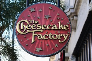 VIDEO: Mesera de The Cheesecake Factory en EEUU reveló el monto que gana en propinas por trabajar seis horas