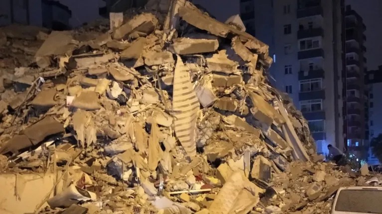 Fuerte terremoto en Turquía causa una enorme catástrofe (VIDEOS)