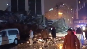 Impactante VIDEO: El momento cuando un edificio en Turquía colapsa tras poderoso terremoto