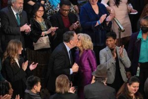 El verdadero significado detrás del beso en los labios de Jill Biden y el esposo de Kamala Harris