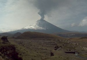 Cae ceniza en Quito por actividad del volcán Cotopaxi (Video)
