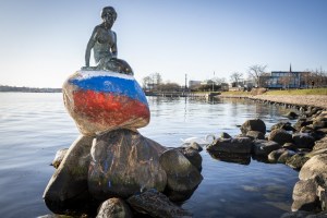 La Sirenita de Copenhague aparece pintada con los colores de la bandera rusa