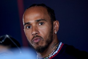 Lewis Hamilton fue autorizado a pilotar con sus piercings en la nariz