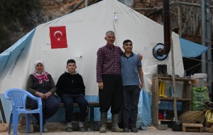 “Pensábamos que las casas aguantarían”, dicen supervivientes del terremoto en un pueblo turco (Fotos)