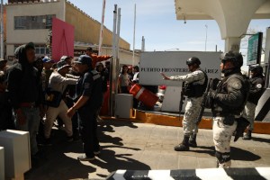 En imágenes: Puente internacional en Juárez se convirtió en campo de batalla entre policías y migrantes, en su mayoría venezolanos