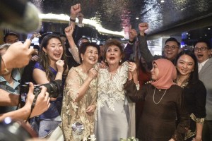 El conmovedor llanto de la madre de Michelle Yeoh en Malasia tras conocer que su hija ganó el Óscar (Video)