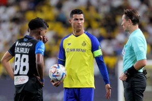 Cristiano Ronaldo perdió los papeles por un contragolpe y vio la primera amarilla en Arabia Saudí (Video)