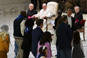 El papa Francisco recibe a refugiados llegados a Europa por “corredores humanitarios”