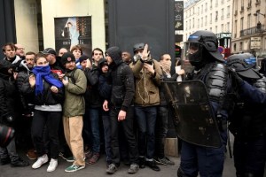Francia se alza en protestas contra Macron ante negativa a claudicar polémica reforma de las pensiones