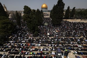 Miles de musulmanes rezan en la mezquita Al Aqsa de Jerusalén tras iniciar el Ramadán