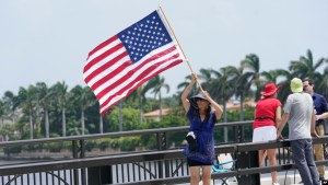 Seguidores de Trump se reúnen en Mar-a-Lago para manifestarle su apoyo