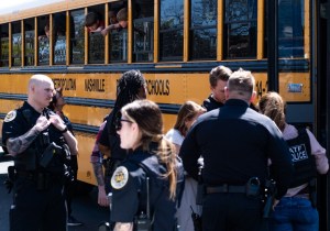 Divulgan aterradoras llamadas al 911 hechas durante el tiroteo en primaria de Nashville