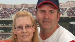 Ocho meses desaparecido: Mujer en Illinois buscaba adornos navideños y halló el cadáver momificado de su esposo