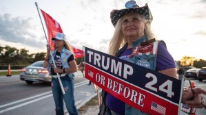 Decenas de seguidores de Trump hicieron guardia para apoyar a su líder en Mar-a-Lago