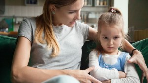 Polémica en EEUU: El debate que causó una mujer al afirmar que le pone correa a su hija para mantenerla “segura”