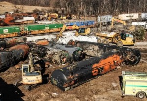 “Nadie viene a salvarnos”: Vecinos de localidades cercanas al descarrilamiento de tren en Ohio se sienten olvidados