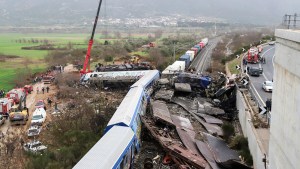 Justicia griega procesó a tres personas más por la catástrofe ferroviaria que dejó decenas de muertos