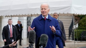 La última huida de Biden: Se acerca a los periodistas, los mira incómodo y se va (VIDEO)