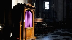 Polémica en EEUU: Estudian proyecto de ley que obligaría a sacerdotes a romper el secreto de confesión