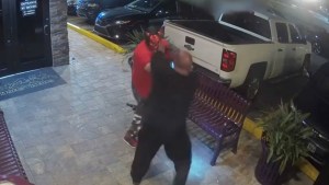 Un exluchador trabajaba como guardia de seguridad y frustró un posible tiroteo en un club de Florida