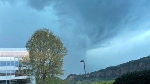 VIDEO: Destructivo tornado arrasa Arkansas mientras emiten inusual alerta máxima de nivel 5