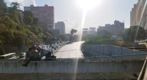Paramédicos en Caracas rescataron en el distribuidor Mohedano a una persona que intentaba suicidarse