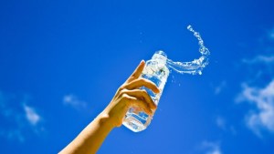 Adiós a una verdad universal: El agua no es la bebida más hidratante para el organismo, según estudio en EEUU
