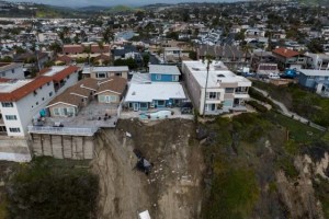 Las impactantes FOTOS del deslave que amenaza con llevarse varias casas de California a un precipicio
