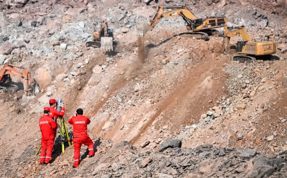 Cuatro mineros atrapados tras un accidente en una mina de fluorita en China
