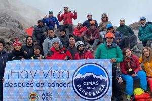 Sobrevivientes de cáncer en México escalan montañas para dar esperanza