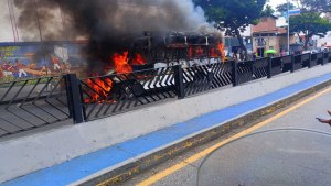 Transporte público se incendió en la avenida Sucre de Catia, cerca de la Clínica Popular (FOTOS)