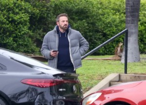 El insólito VIDEO de Ben Affleck chocando su Mercedes-Benz para salir de donde había estacionado