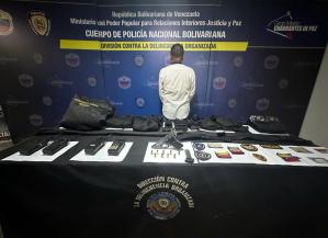 Detienen a un falso policía en Caracas con uniforme y arma de fuego