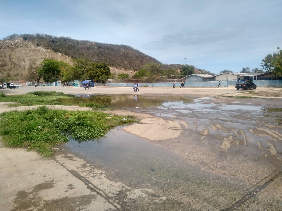 Anzoátegui: “Laguna” de aguas blancas en Tronconal III tiene varios años sin reparo