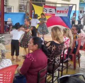 Supuesto homenaje a la mujer en una escuela terminó en show político: Himno con la voz de Chávez y bandera del Psuv
