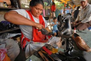 Sin plata no hay autonomía: trabajos precarizados, mujeres más dependientes en Venezuela