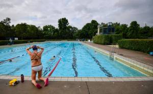 Mujeres en Berlín podrán nadar en piscinas con el torso desnudo