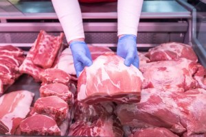 Preocupación en EEUU: Medio millón de personas se contaminan al año por una aterradora bacteria en la carne