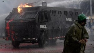 Al menos tres policías heridos tras un ataque con explosivos y ráfagas de fusil en Colombia