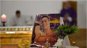 Emotiva misa por el venezolano asesinado en Argentina: el pedido de justicia del cura y el reclamo de sus padres (FOTOS)