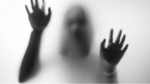 Le pidió “pruebas de vida” a un fantasma y casi muere del susto con lo que ocurrió