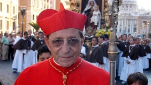 El cardenal más veterano del Vaticano aseguró que “están martirizando al Papa por intentar unir a las dos corrientes de la Iglesia”