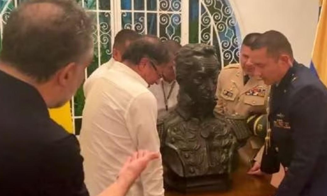 Petro traslada busto de Simón Bolívar de Venezuela a Bogotá (Videos)