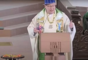 Un cura con mucho flow: Sacerdote se vistió como rapero para dar la misa y tiró unas rimas en el sermón (VIDEO)