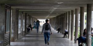 Estudiantes exigen que la PNB dejé de entrar a la UCV: “Están matraqueando dentro de la universidad” (VIDEOS)