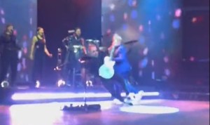 Alejandro Sanz tumbó a su guitarrista en pleno concierto y siguió tocando como si nada (Video)